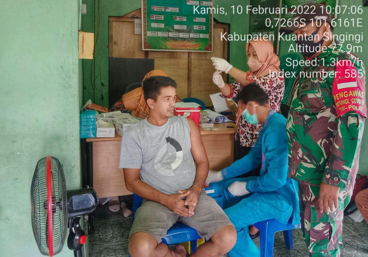 Babinsa Koramil 06/Cerenti Kodim 0302/Inhu Pantau Dan Dampingin Pelaksanaan Vaksin Covid-19 di Pulau Sipan