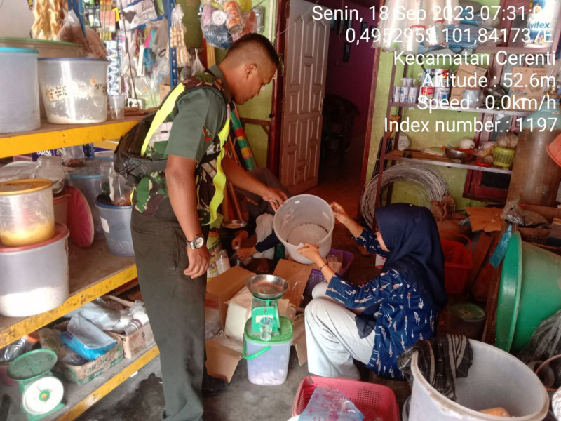 Babinsa Koramil 06/Cerenti Kodim 0302/Inhu Cek Harga Sembako Diwarung