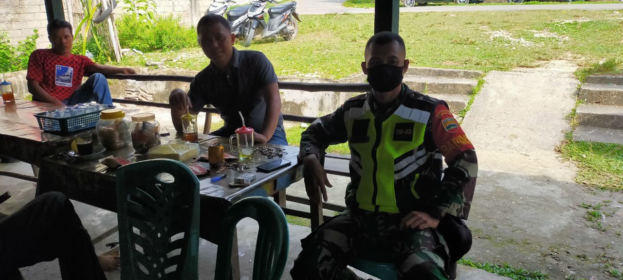 Wujudkan Keharmonisan Antara Babinsa Dengan Masyarakat Binaan, Sertu Parman Komsos Dengan Masyarakat Pengalihan