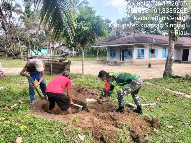 Di Desa Tanjung Medan, Babinsa Koramil 06/  Cerenti Kodim 0302/Inhu  Bergotong Royong  Dengan Masyarakat Desa Binaan