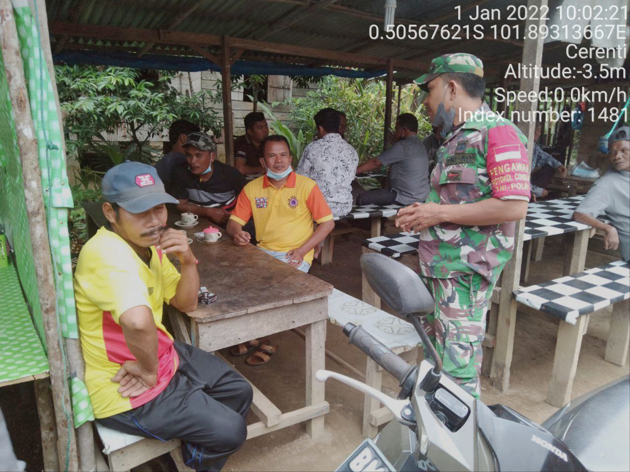 Sertu Efison Babinsa Koramil 06/Cerenti Kodim 0302/Inhu Komsos Dengan Warga Desa Sikakak Kecamatan Cerenti Kabupaten Kuansing