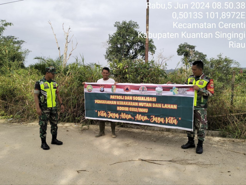 Di Desa Pesikaian Babinsa Koramil 06/Cerenti Kodim 0302/Inhu Terus Sosialisasi Tentang Bahaya Karhutla Di Wilayah Binaan