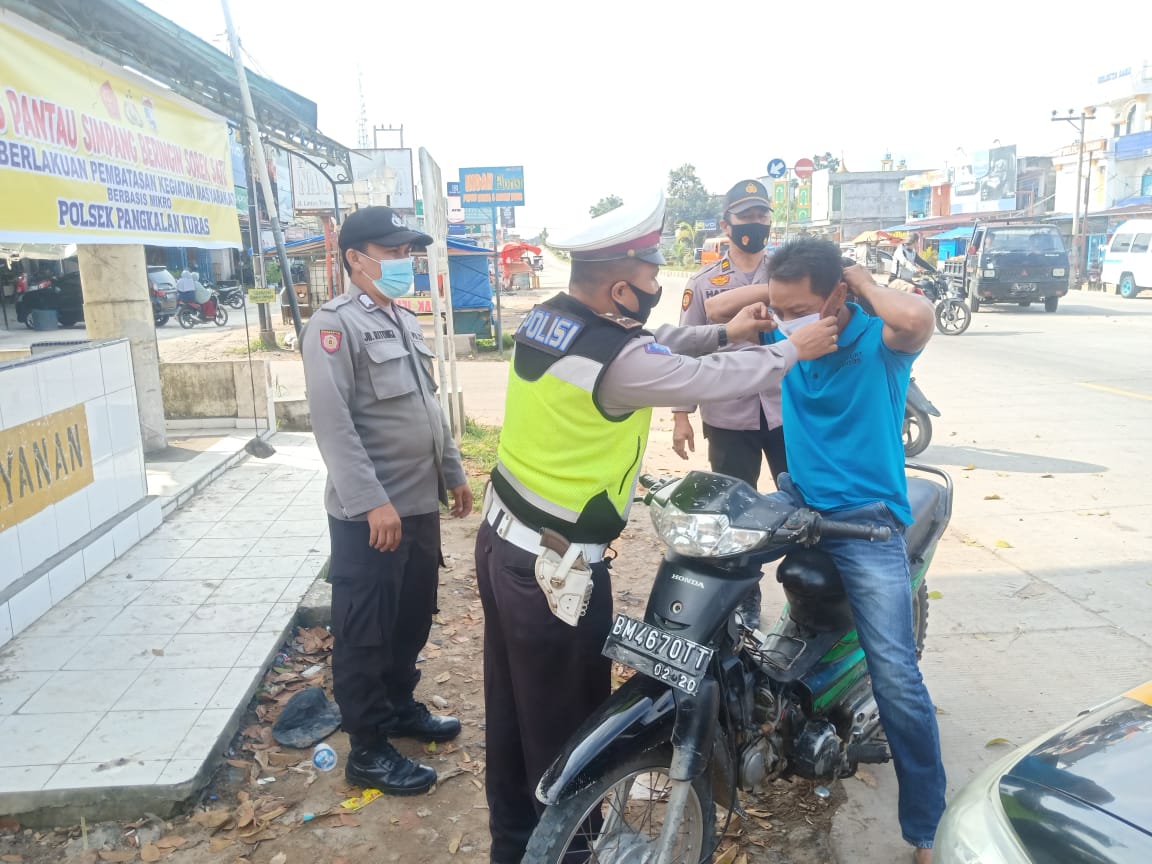 Personel Polsek Pangkalan Kuras Sampaikan Imbauan Prokes dan Bagikan Masker