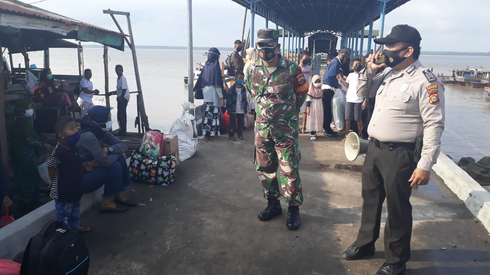 Cegah Kerumunan di Pelabuhan Penyalai, Tim  Satgas Covid-19 Kuala Kampar Monitor Prokes