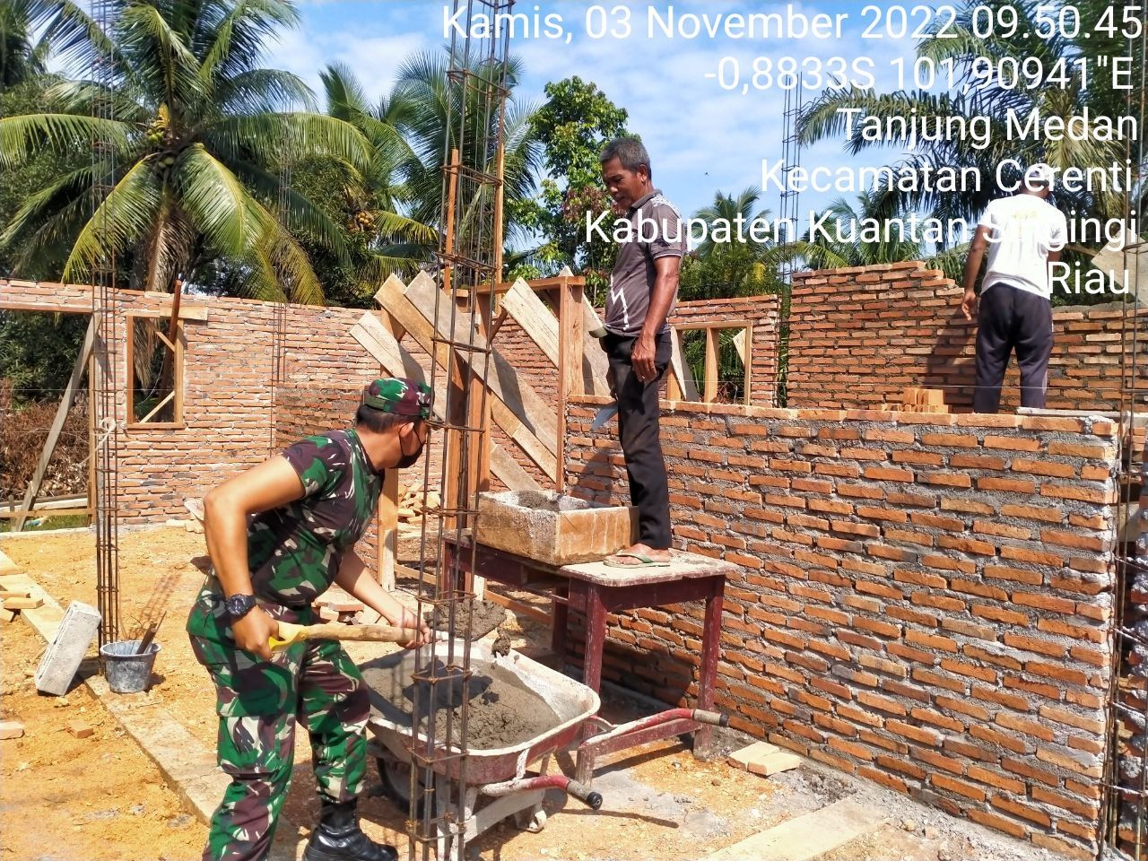 Bangun Keakraban Babinsa Koramil 06/Cerenti Dim 0302/Inhu Bantu Pembangunan Rumah Warga Di Desa Tanjung Medan