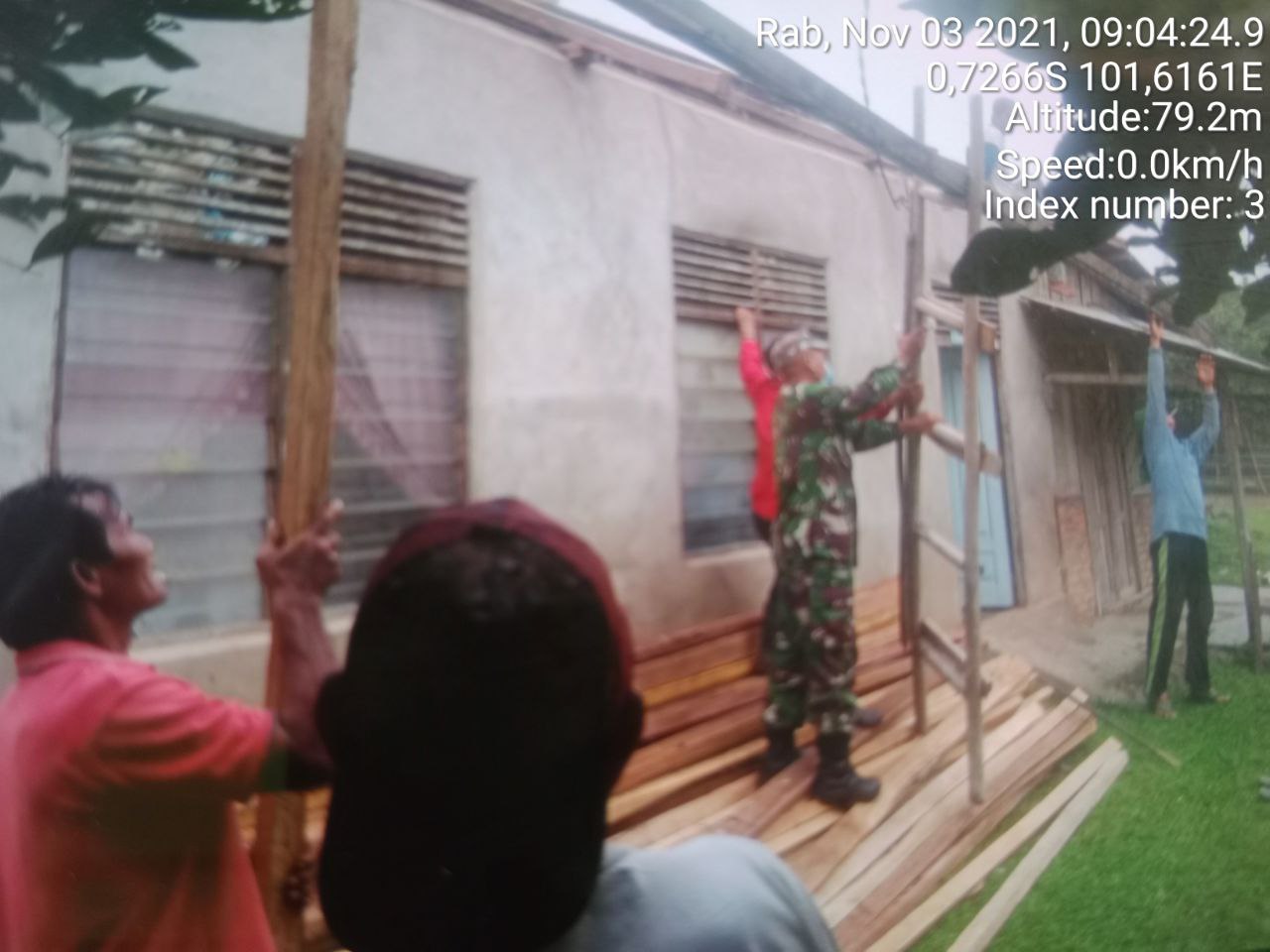 Babinsa Koramil 06 Cerenti  Kodim 0302 Inhu Babinsa Membantu Masyarakat Mereka di Desa Tanjung Meda