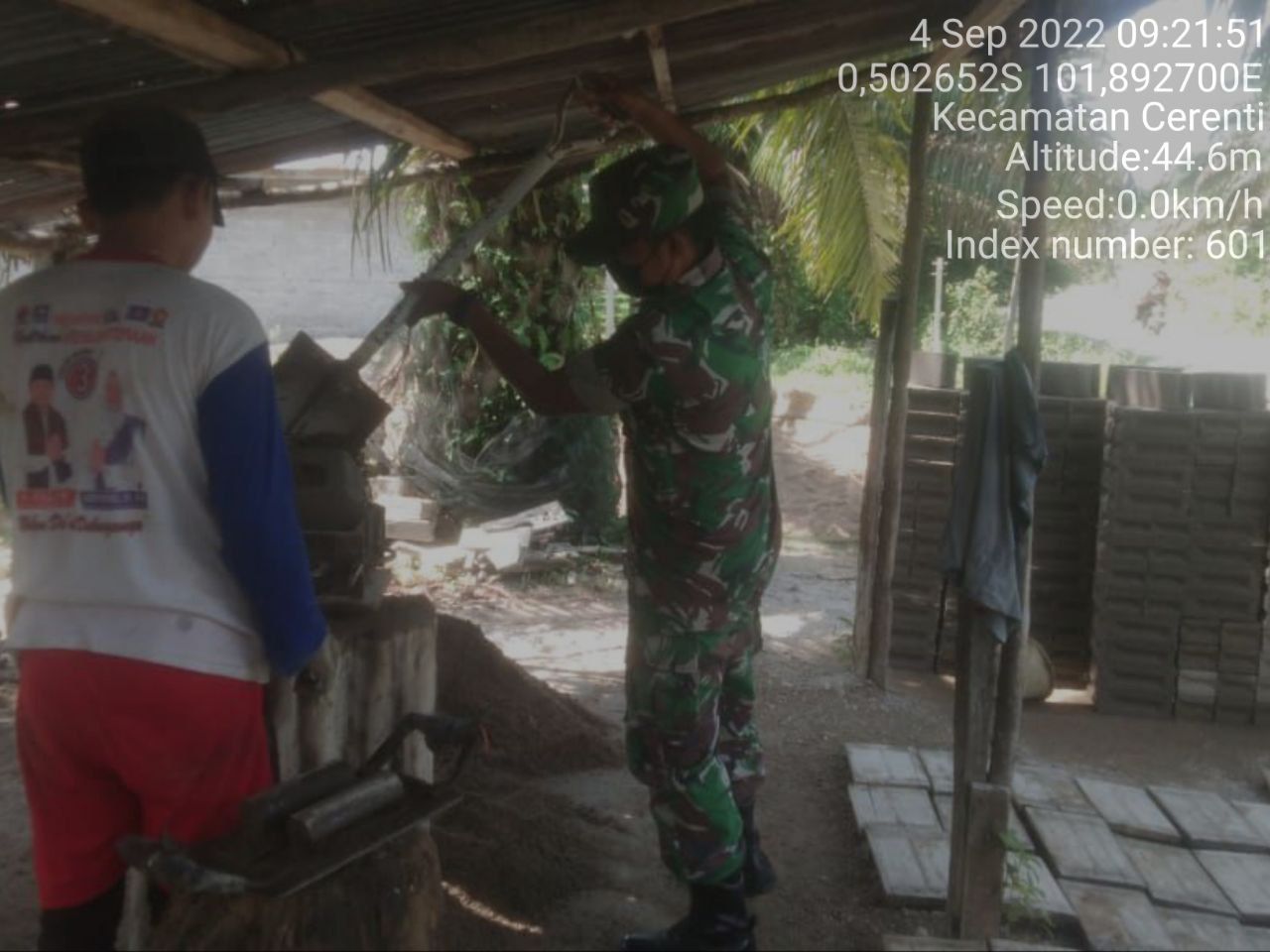 Babinsa Koramil 06/Cerenti Kodim 0302/Inhu Babinsa Bantu Pembuatan Batako Bapak Sudir