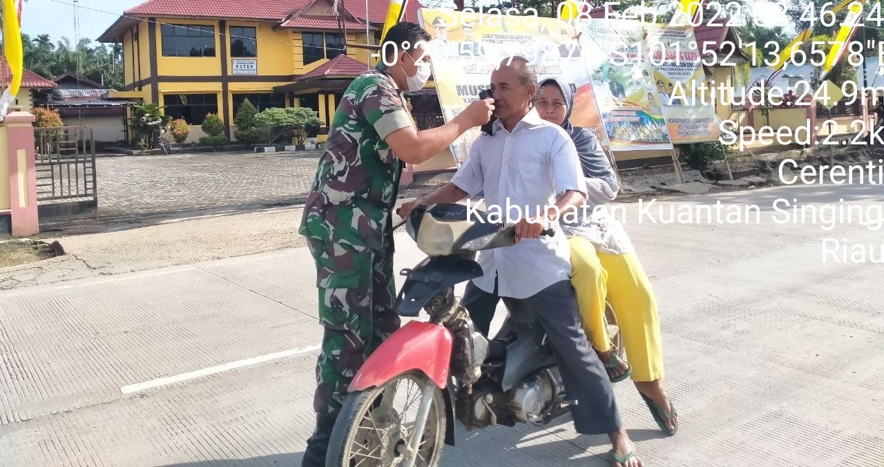 Babinsa Koramil 06/Cerenti Kodim 0302/Inhu Bagikan Masker Gratis Kepada Warga Upaya Memutus Penularan Covid-19 di Kampung Baru Timur Kecamatan Cerenti