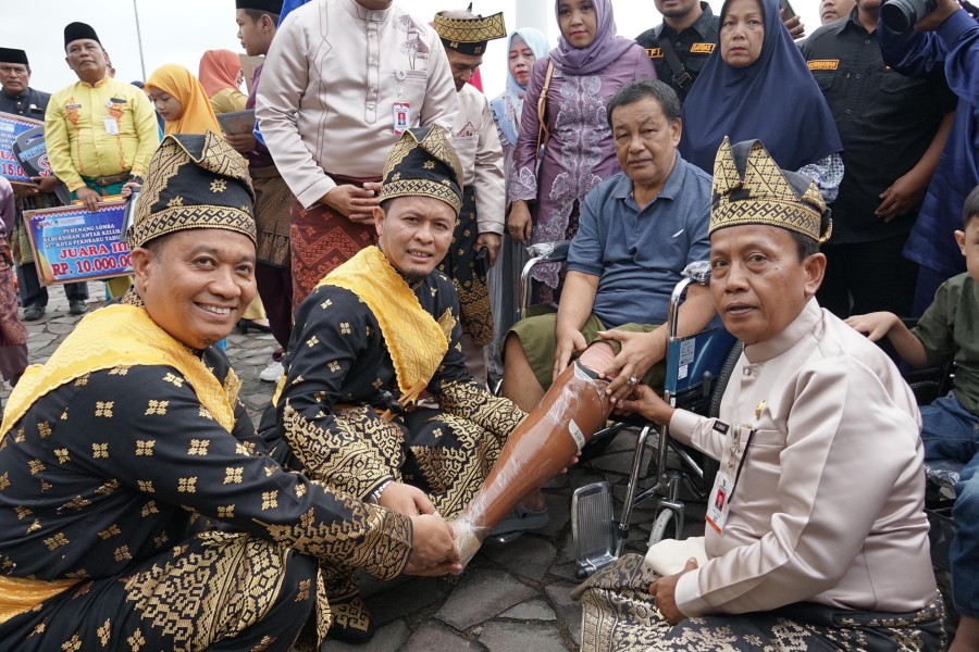 Pemko Pekanbaru Salurkan Bantuan untuk Penyandang Disabilitas pada HUT ke-241