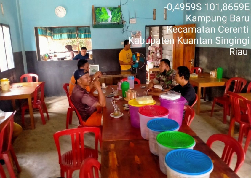 Babinsa Koramil 06/Cerenti Kodim 0302/ Inhu Komsos Dengan Warga Desa Kampung Baru Kecamatan Cerenti Kabupaten Kuantan Singingi