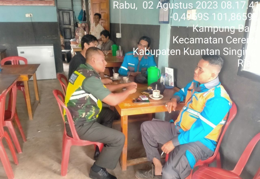 Babinsa Koramil 06/Cerenti Kodim 0302/ Inhu Komsos Sertu Pirman dan Dengan Warga Desa Kampung Baru Kecamatan Cerenti