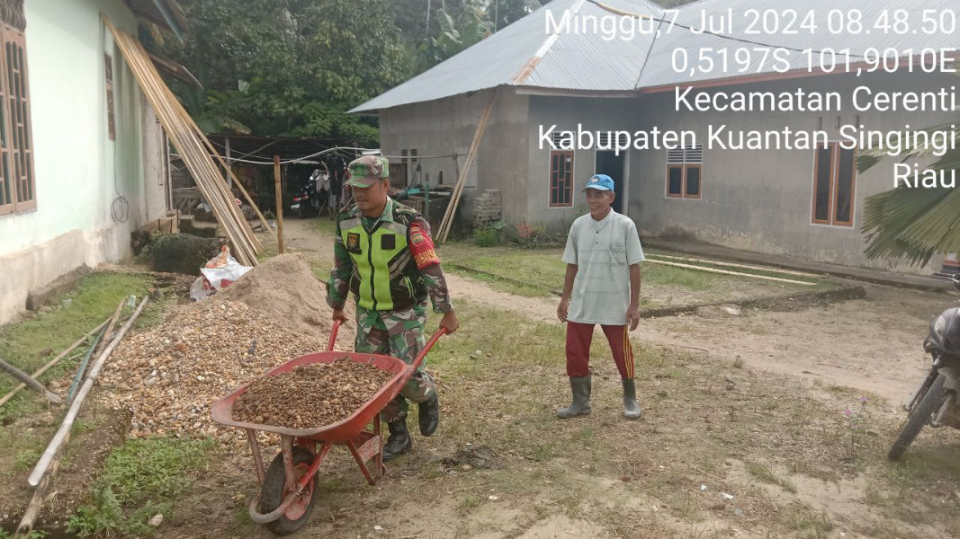 Ringankan Beban Warganya, Kopda Junedi Babinsa Koramil 06/Cerenti Kodim 0302/Inhu Bantu Bangun Rumah Di Desa Binaan