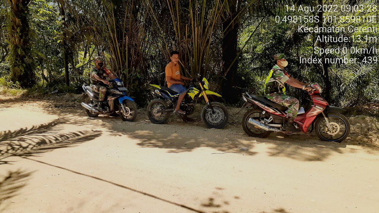 Kopda Junedi Bersama Babinsa Koramil 06/Cerenti Kodim 0302/Inhu Lainnya Laksanakan Patroli Untuk Cegah Kebakaran Hutan Dan Lahan di Kampung Baru Cerenti