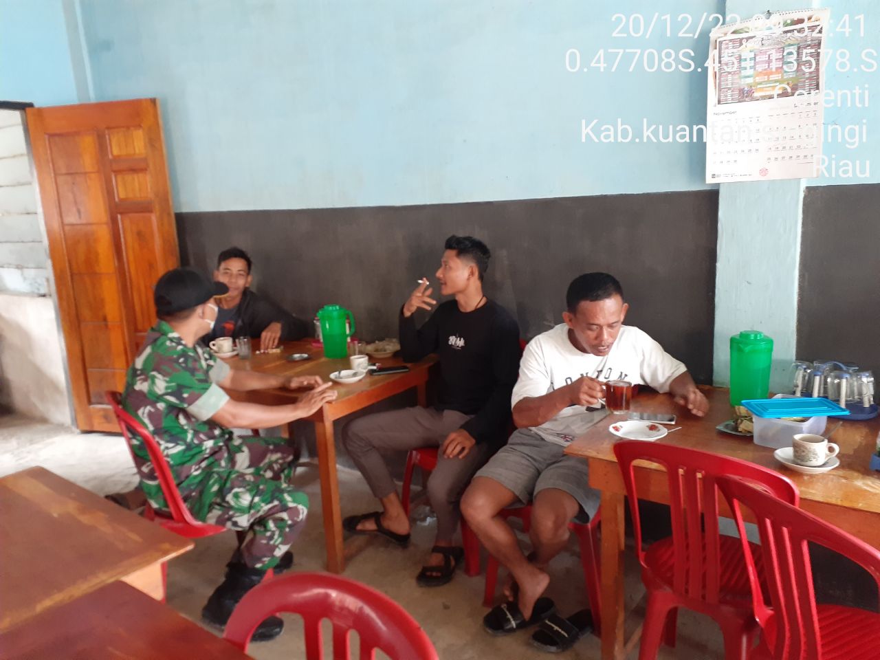 Babinsa Koramil 06/Cerenti Kodim 0302/Inhu Komsos Dengan Warga Binaan Memberikan Pengertian Untuk Selalu Menjaga Protokol Kesehatan di Kampung Baru Timur 