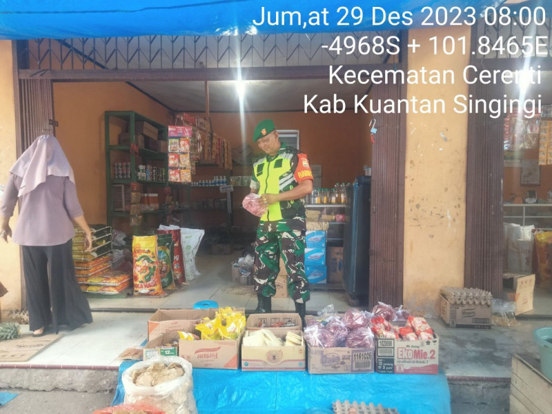 Babinsa Koramil 06/Cerenti Kodim 0302/Inhu Serda Junda Pantau Perkembangan Harga Kebutuhan Pokok