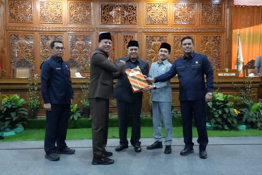 Bupati Kuansing Suhardiman Amby Menghadiri Rapat Paripurna DPRD Dengan Agenda Penyampaian Pidato Ranperda Tentang Pembentukan dan Susunan OPD 