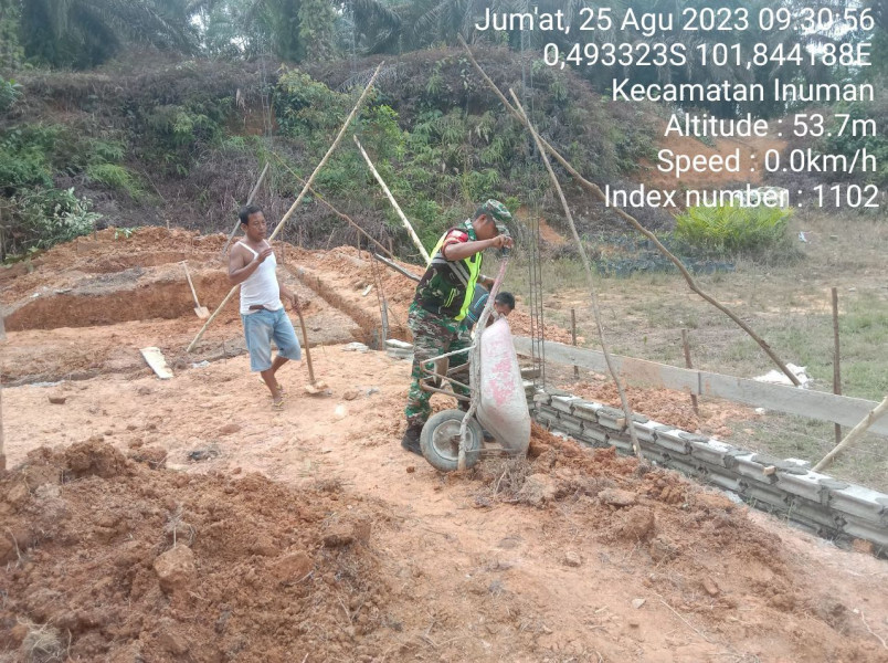 Kopda Junedi Babinsa Koramil 06/Cerenti Kodim 0302/Inhu Gotong Royong Di Desa Bedeng Bedeng Sikuran Di Desa Pancasila Desa Binaan