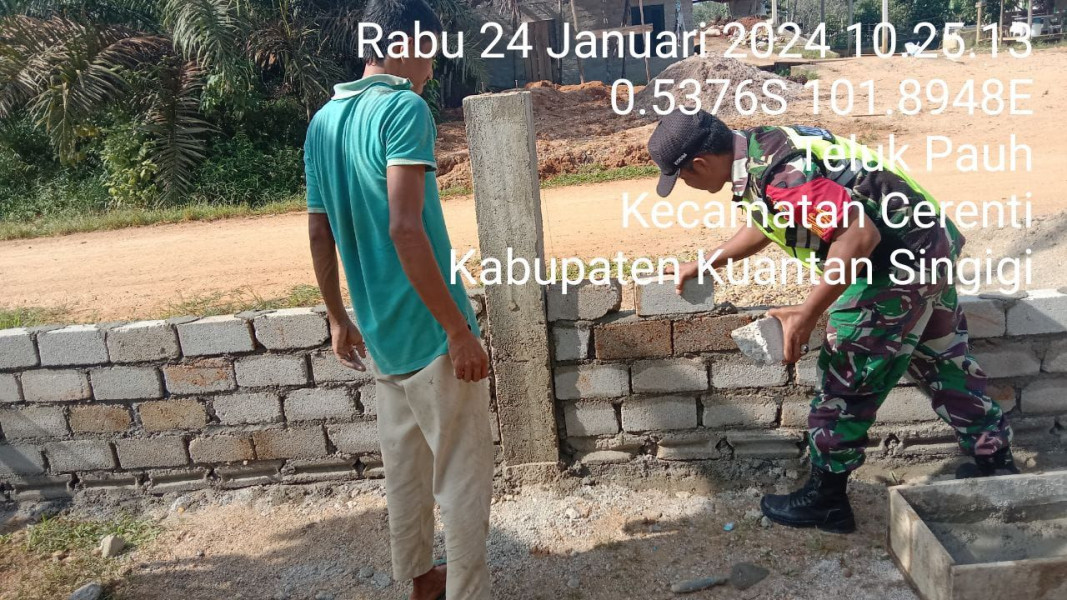 Babinsa Koramil 06/Cerenti  Kodim 0302/Inhu Bantu Warga Memasang Batako Di Desa Teluk Pauh Kabupaten Kuantan Singingi