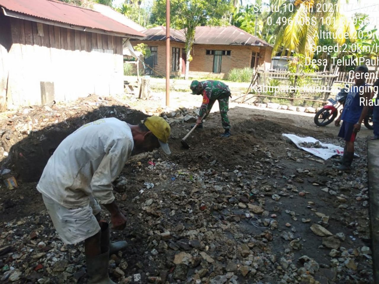 Bangun Keakraban Babinsa 06/Cerenti Dim 0302/Inhu Serda Abdul Wahab Bantu Pembuatan Pondasi Rumah Milik Warga Binaan