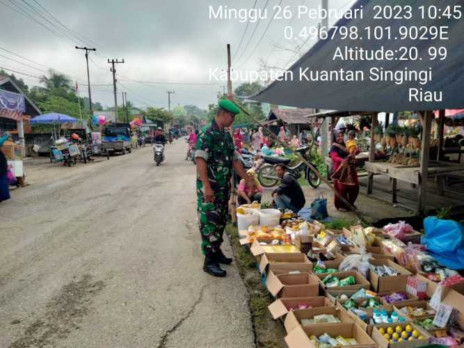 Di Kelurahan Pasar Cerenti Serda Juanda Babinsa Koramil 06/Cerenti Kodim 0302/Inhu Pantau Perkembangan Harga Kebutuhan Pokok Di Wilayah Kecamatan Cerenti