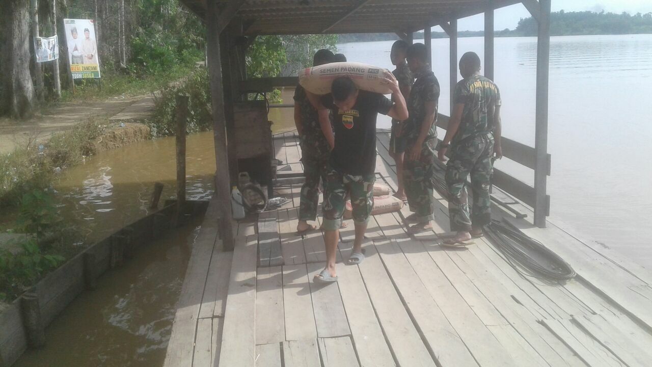 Tim Satgas TMMD Ke -109 Kodim 0302/Inhu Butuh Tenaga Ekstra Untuk Angkut Matetial