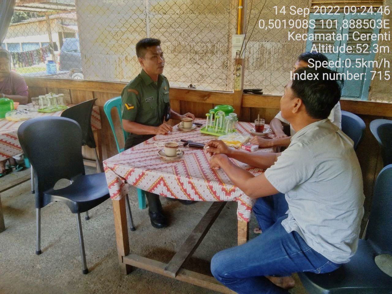 Serda SP Nasution Babinsa Koramil 06/Cerenti Kodim 0302/Inhu Komsos Dengan Warga Desa Pulau Panjang Cerenti