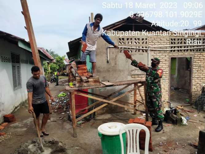 Serda Juanda Babinsa Koramil 06/Cerenti Dim 0302/Inhu Membantu Warga Binaan Rehap Rumah Kecamatan Cerenti Kabupaten Kuansing 