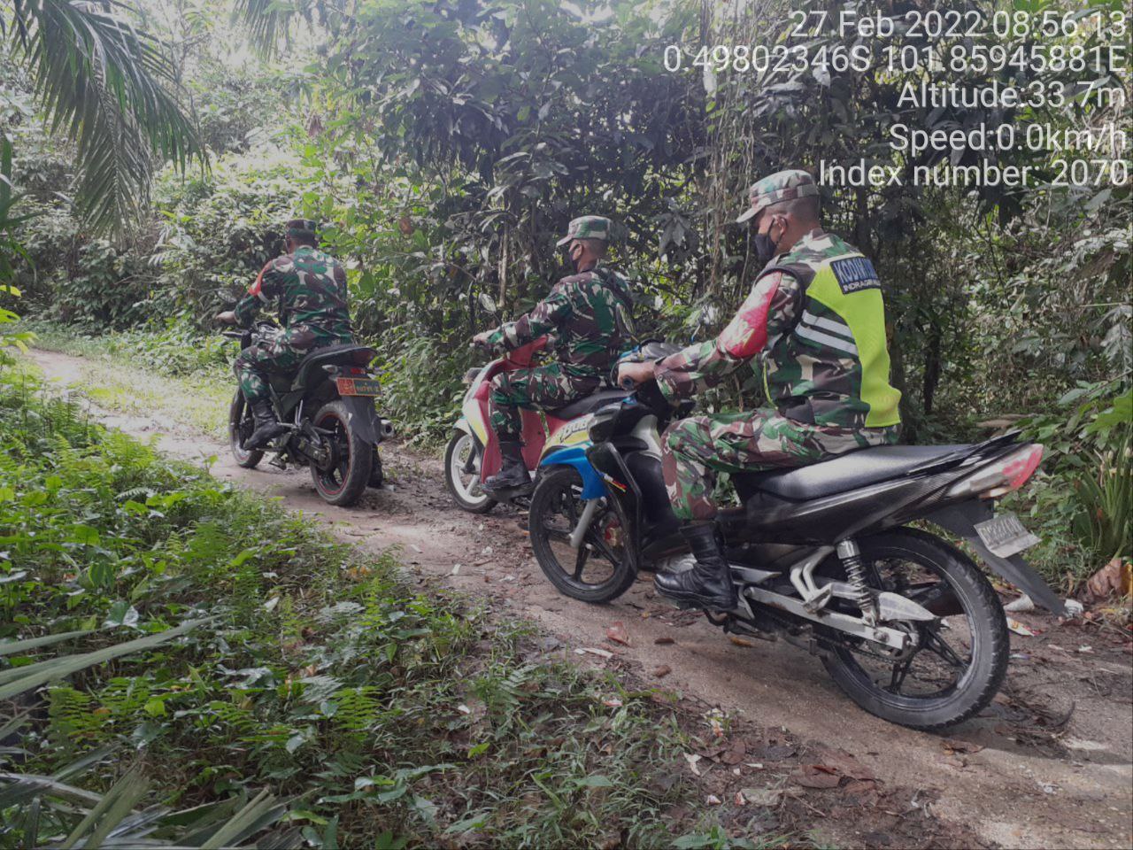 Babinsa Koramil 06/Cerenti Kodim 0302/Inhu, Sertu Efison Bersama Anggota Lainnya  Laksanakan Patroli Untuk Cegah Kebakaran Hutan Dan Lahan di Bedeng Sikuran Kecamatan Inuman