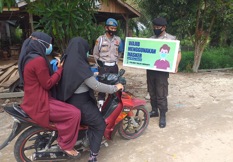 Piket Yanmas Polsek Teluk Meranti Berikan Imbauan kepada Masyarakat Agar Selalu Pakai Masker