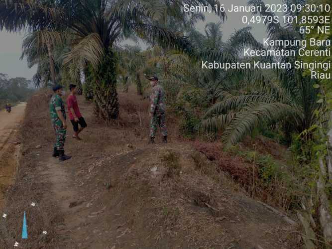 Kopda Muhamad Soleh Bersama Babinsa Koramil 06/Cerenti Kodim 0302/Inhu Lainnya Laksanakan Patroli Untuk Cegah Kebakaran Hutan Dan Lahan