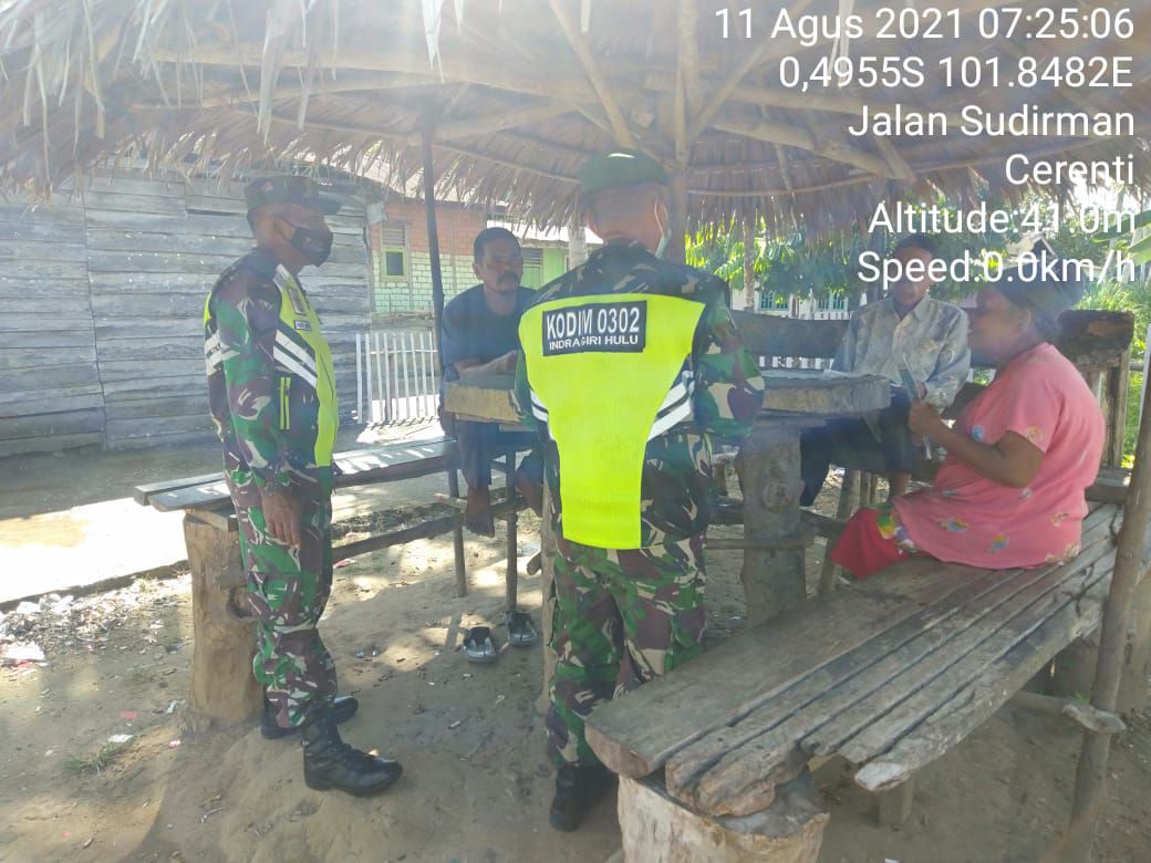 Cegah Penyebaran Covid-19,Babinsa Koramil 06/Cerenti Dim 0302/Inhu, Kopda Irwan Berikan Edukasi Secara Persuasif Kepada Warga