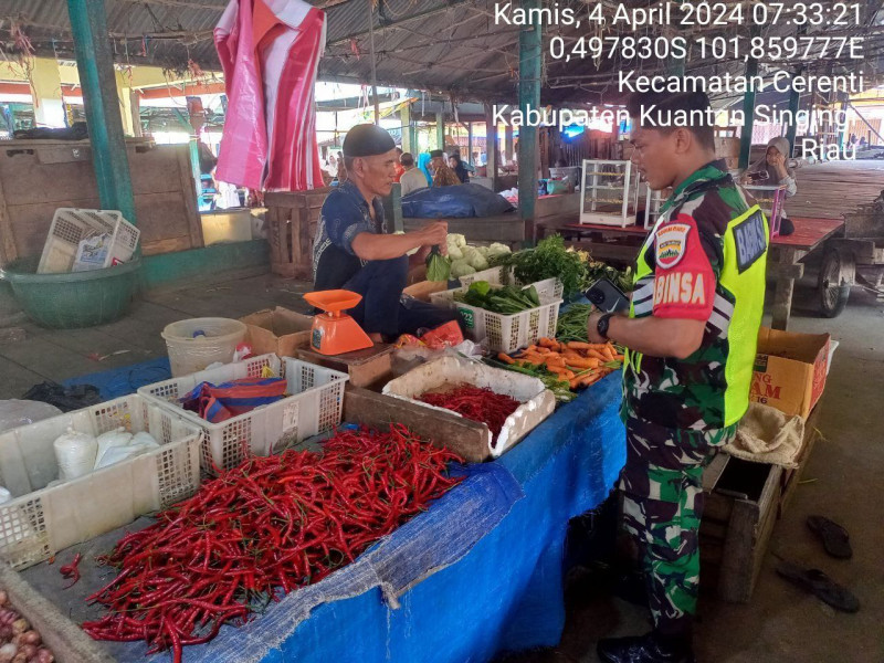 Pratu Teguh Mulya Babinsa Koramil 06/Cerenti Kodim 0302/Inhu Senantiasa Memantau Harga Sembako Diwilayah Teritorialnya 