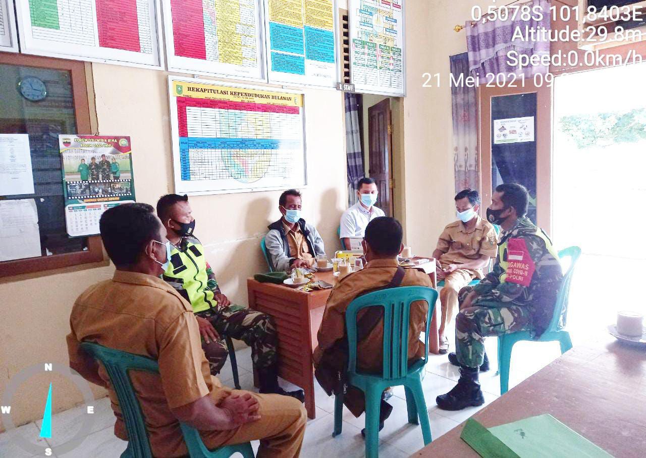 Babinsa Koramil 06/Cerenti Lakukan Komsos, Ajak Perangkat Desa Jadi Pelapor 3M