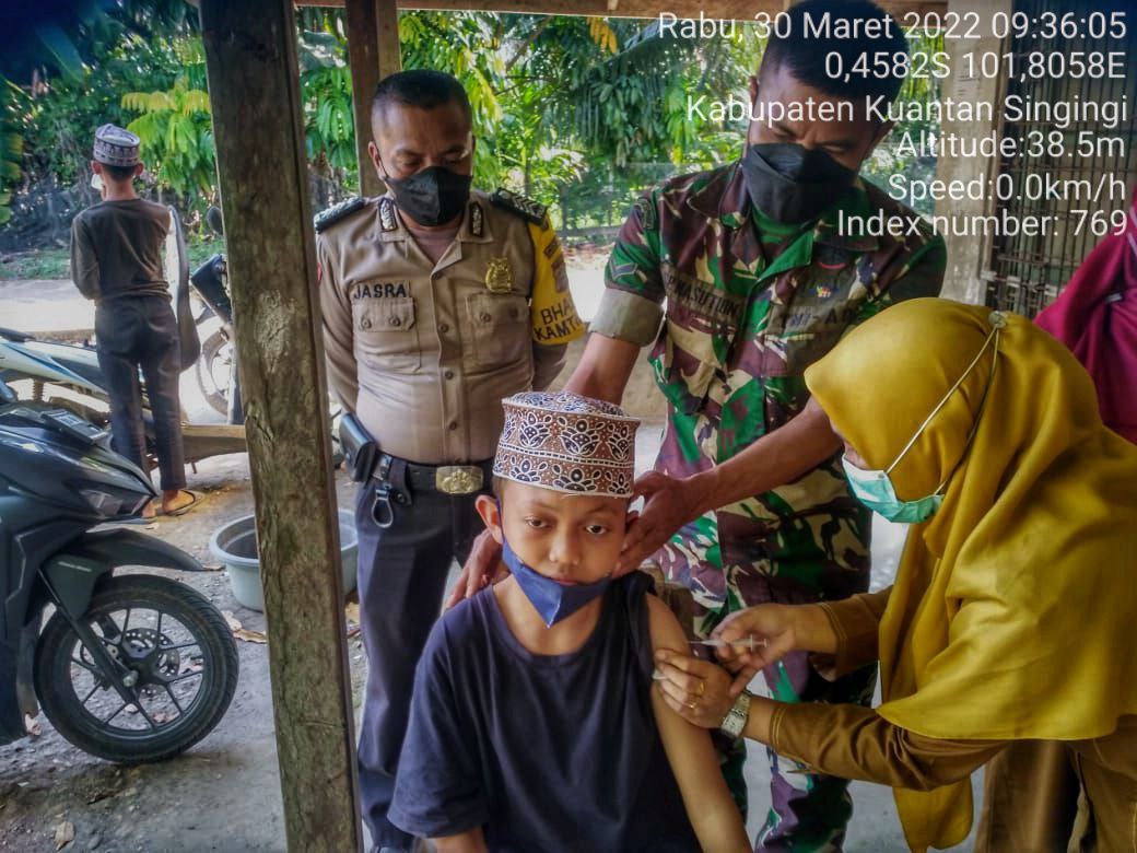 Babinsa Koramil 06/Cerenti Kodim 0302/Inhu Pantau Dan Dampingin Pelaksanaan Vaksin Covid-19 di Desa Banjar Nantigo