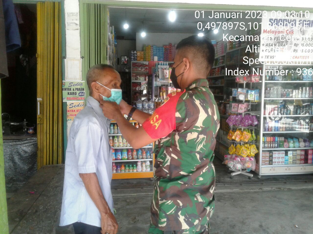 Babinsa Koramil 06/ Cerenti Kodim 0302/Inhu Bagikan Masker Kepada Warga di Kelurahan Pasar Cerenti Kecamatan Cerenti Kabupaten Kuantan Singingi 