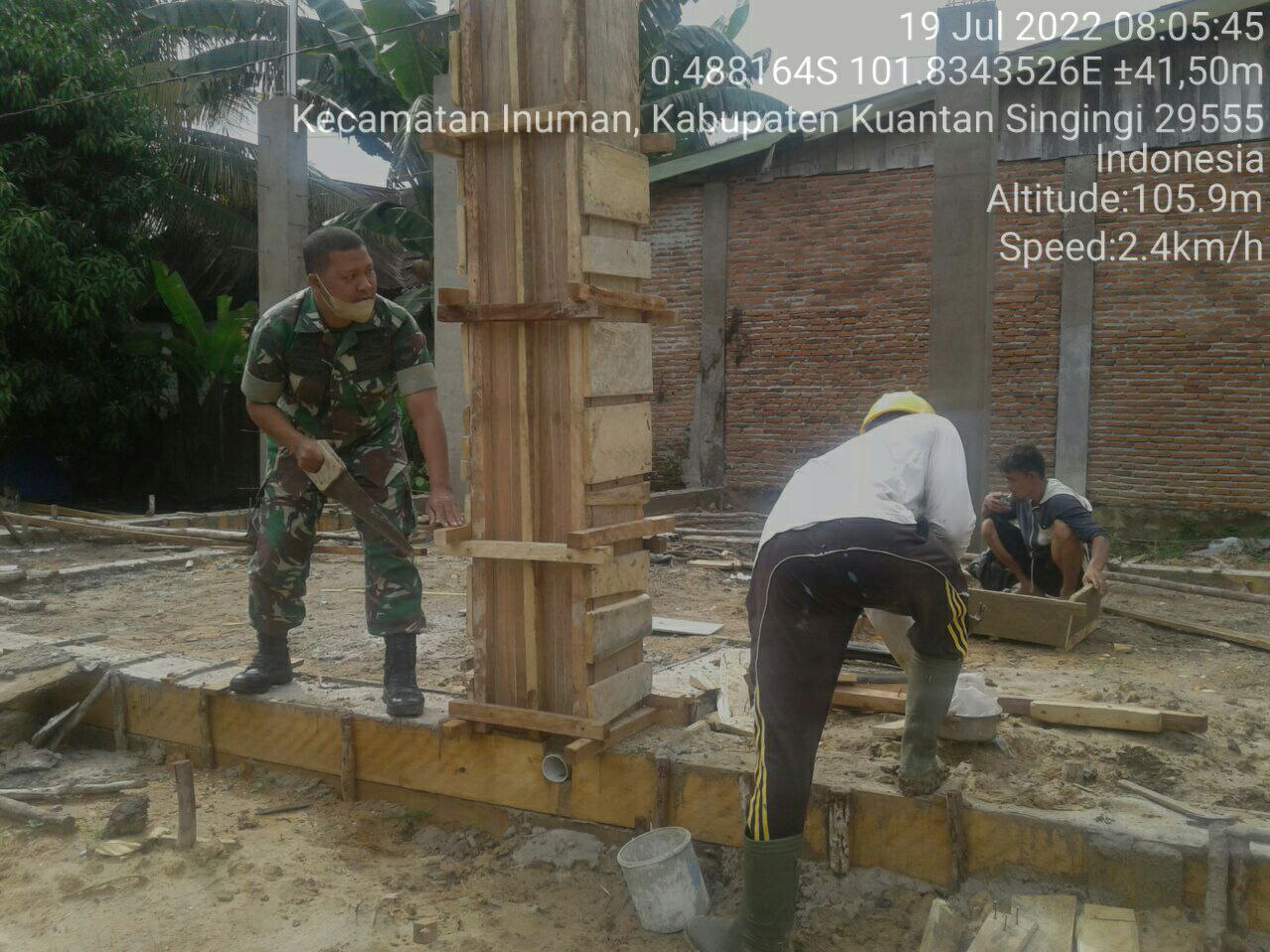 Babinsa Koramil 06/Cerenti Kodim 0302/Inhu Budidayakan Gotong Royong Babinsa Bantu Buat Pondasi Rumah Warga di Desa Lebuh Lurus Kecamatan Inuman