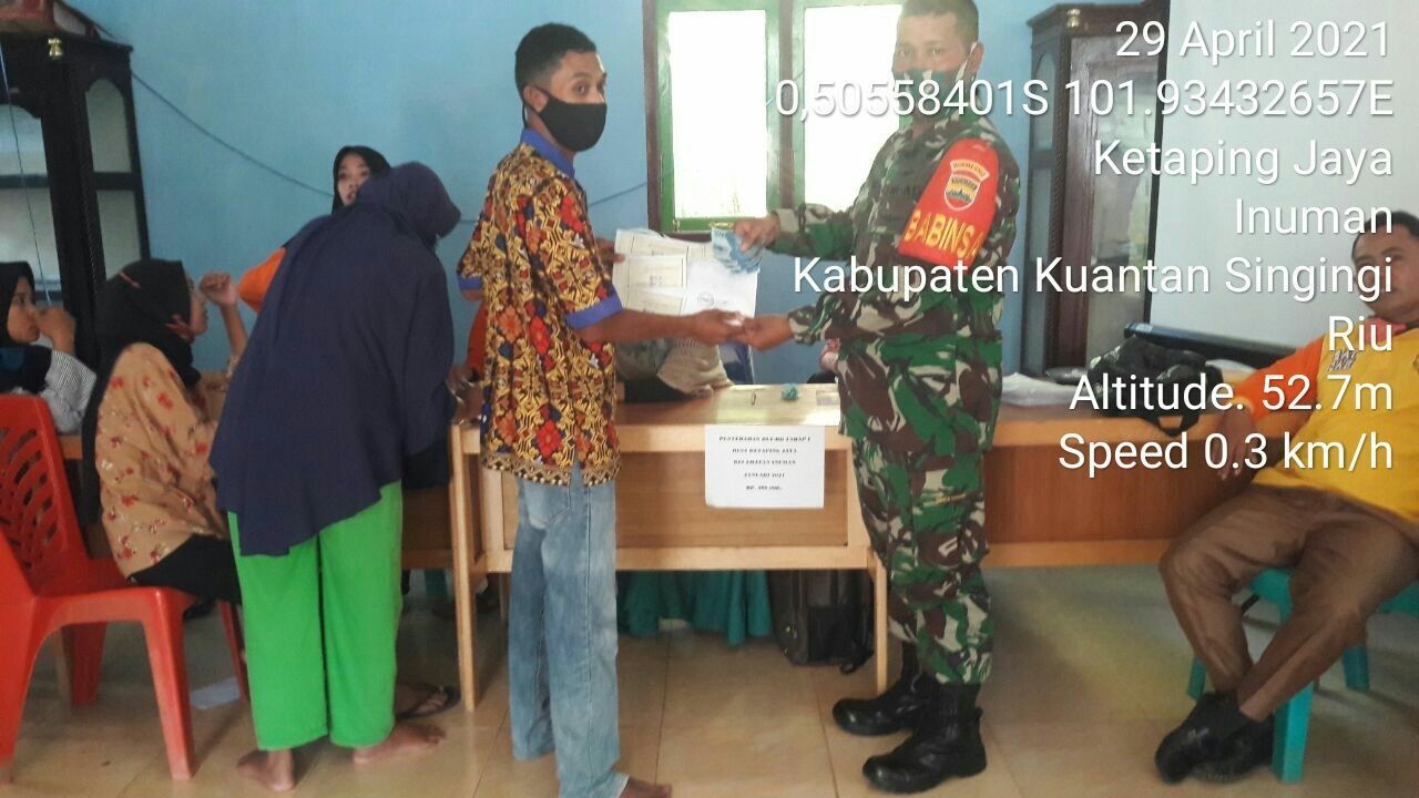 Babinsa Koramil 06/Cerenti Kodim 0302/Inhu Dampingi Pembagian BLT-DD