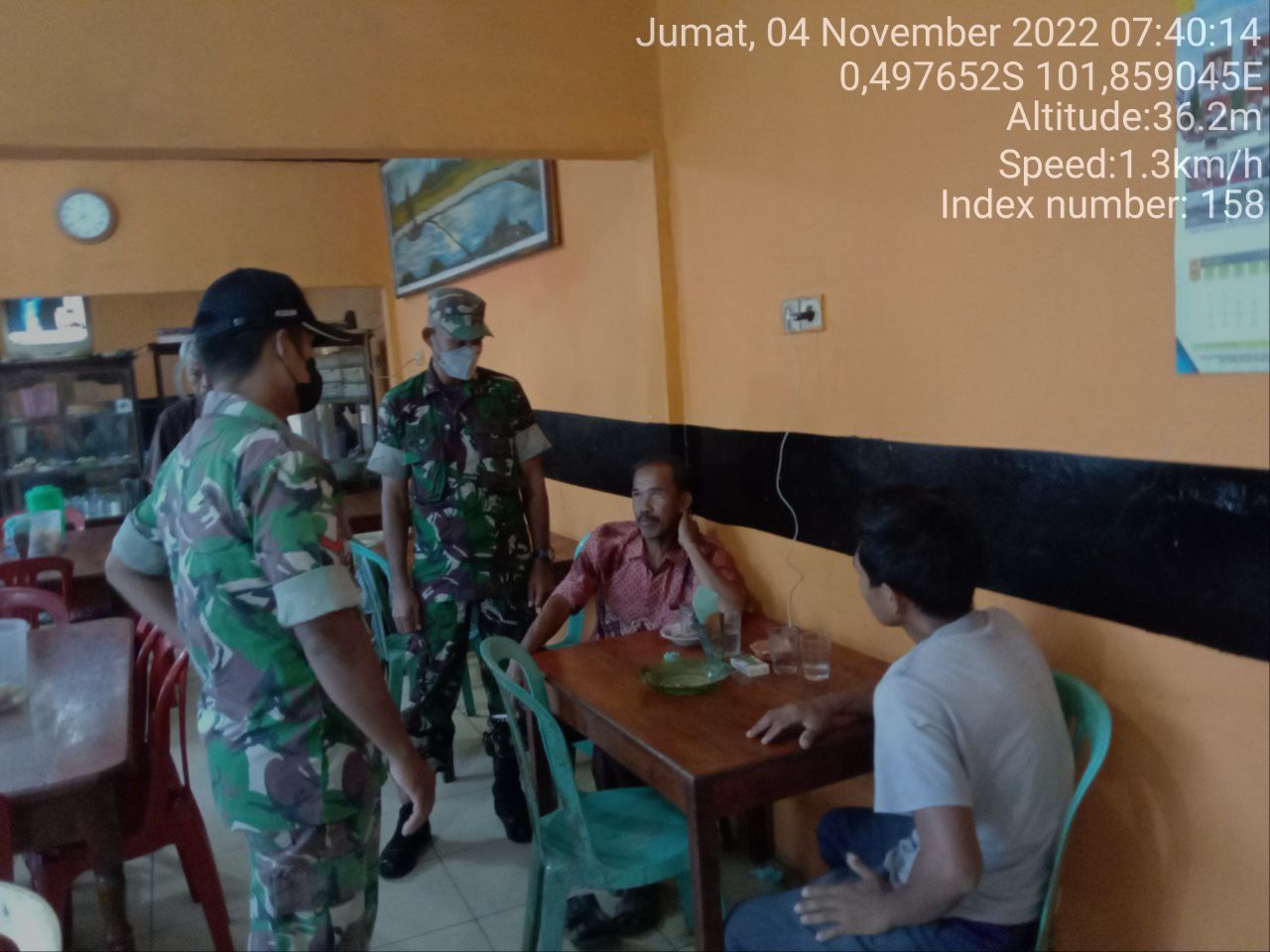 Cegah Penyebaran Covid-19 Babinsa Koramil 06/Cerenti Kodim 0302/Inhu  Berikan Sosialisasi Serta Himbauan Kepada Warga Agar Patuhi Prokes Covid-19