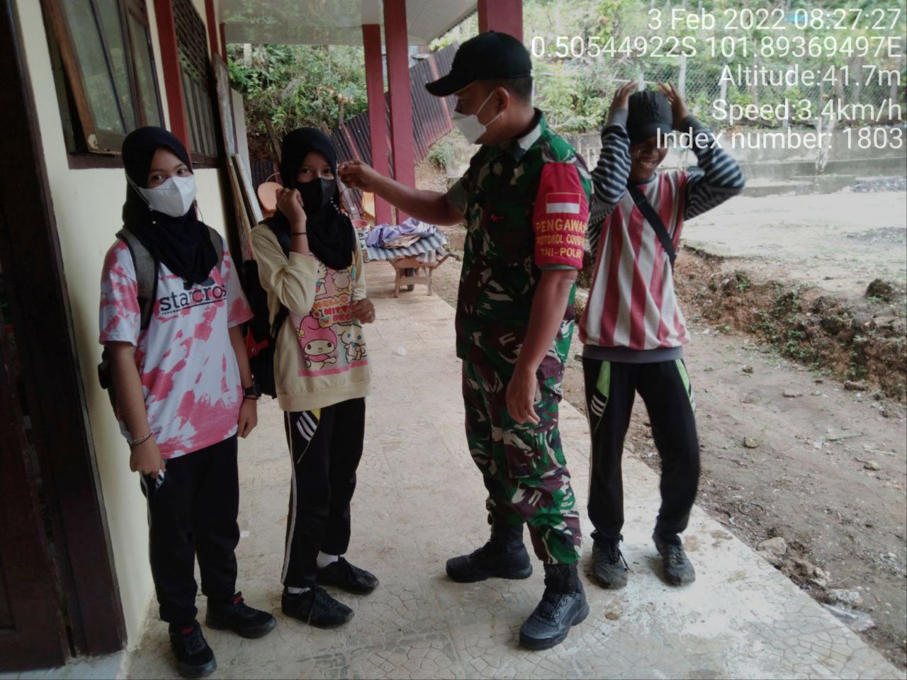 Babinsa Koramil 06/Cerenti Kodim 0302/Inhu Bagikan Masker Kepada Anak - Anak Sekolah di Pulau Sipan