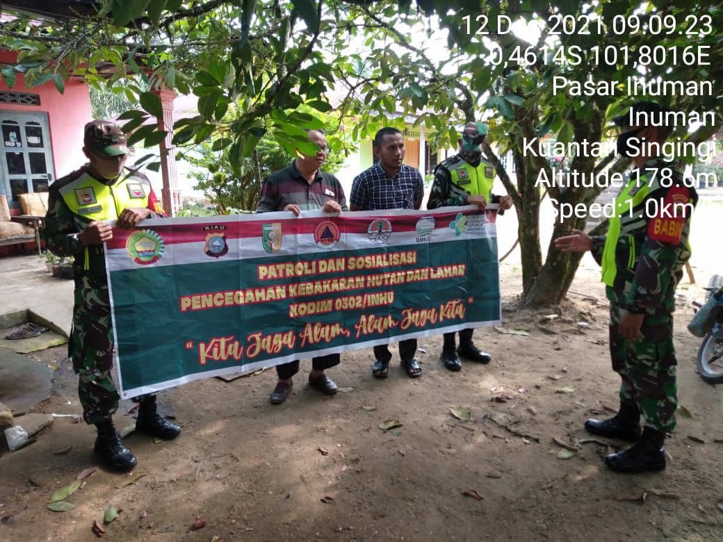 Babinsa Koramil 06/Cerenti Kodim 0302/Inhu Peduli Dengan Lingkungan Sosialisasi Tentang Bahaya Karhutla di Pasar Inuman Kecamatan Inuman