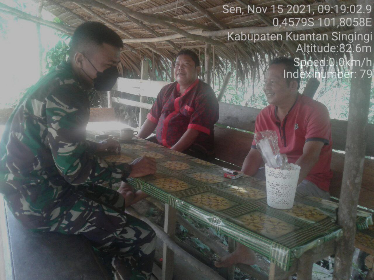 Babinsa Koramil 06/Cerenti   Kodim 0302/Inhu  Komsos Dengan Warga di Desa Pulau Sipan Kecamatan Inuman