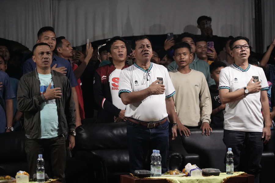 Warga Sambut Positif Gelaran Nobar Pemkab Kuansing,  Bupati Berbaur Dengan Ribuan Pengemar Timnas di Kuansing