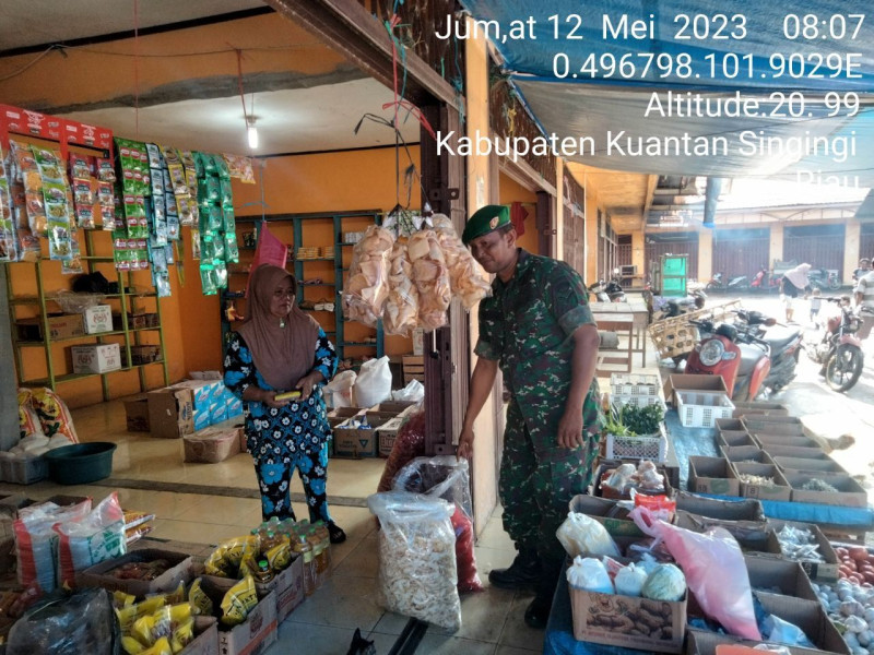 Babinsa Koramil 06/Cerenti Kodim 0302/Inhu Pantau Perkembangan Harga Kebutuhan Pokok Di Wilayah Kecamatan Cerenti di Pasar Cerenti
