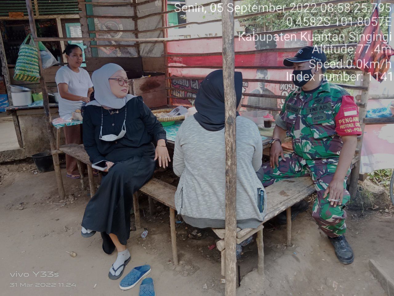 Babinsa Koramil 06/Cerenti  Kodim 0302/Inhu Melaksanakan Komsos Dengan Masyarakat di Desa Pasar Inuman