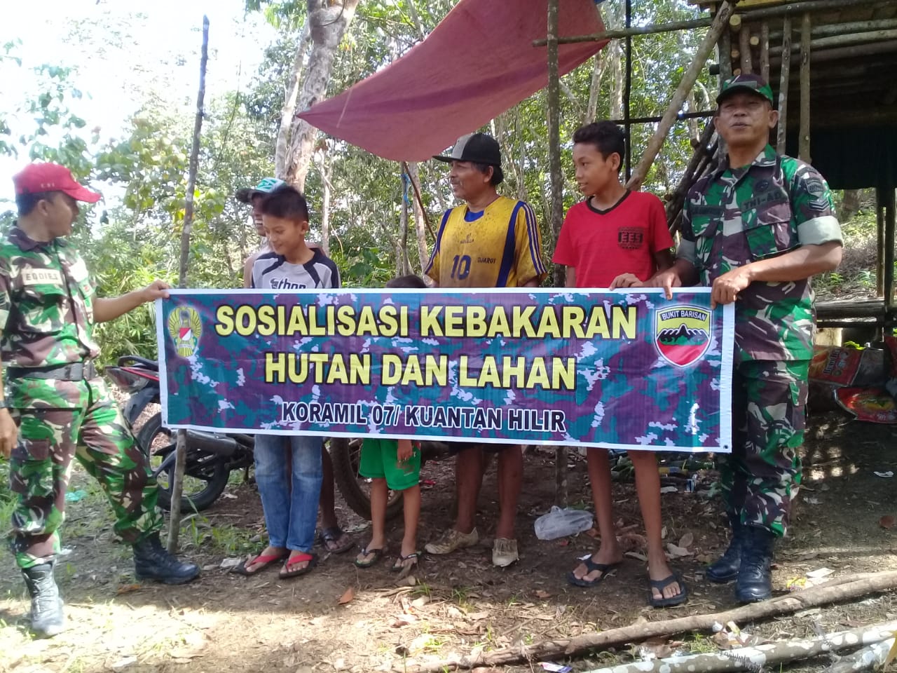 Serda Edy Sastra Dan Sertu C.Manihuruk Sosialisasi Dan Patroli Karhutla Di Desa Sungai Langsat Kecamatan Pangean.
