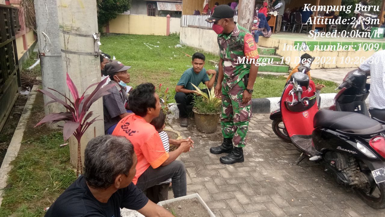 Komsos Secara Langsung Babinsa Koramil 06/Cerenti Kodim 0302/Inhu Sosialisasi Vaksinasi Serentak di Kampung Baru Timur