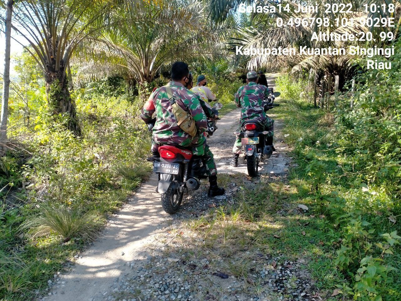 Serda Abdul Wahab Bersama Babinsa Koramil 06/Cerenti Kodim 0302/Inhu Lainnya Lakukan Upaya Pencegahan Dengan Rutin Sosialisasi Karhutla