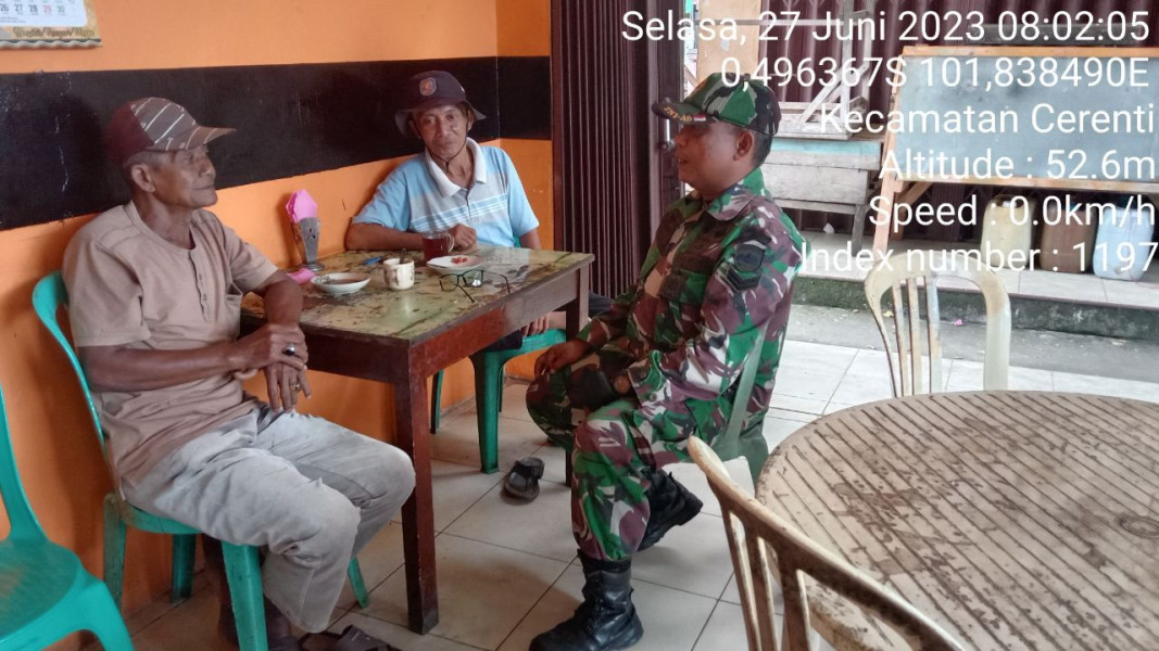Babinsa Koramil 06/Cerenti Kodim 0302/Inhu Sertu Indra Jalil Laksanakan Komsos Dengan Warga Tanjung Medan