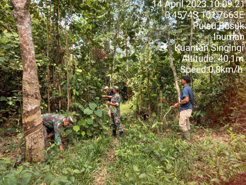 Babinsa Koramil 06/Cerenti Ajak Warga Binaan Ikut Patroli Dan Sosialisasi Antisipasi Karhutla di Desa Pulau Busuk Kecamatan Inuman