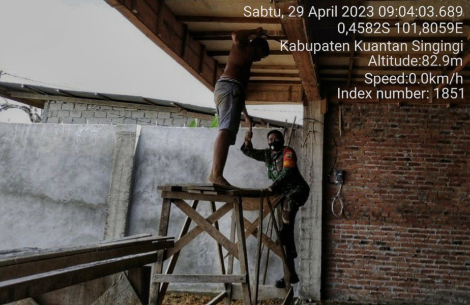 Babinsa Koramil 06 /Cerenti Kodim 03022/Inhu Bergotong Royong Membantu Warga Desa Binaan Memasang Loteng